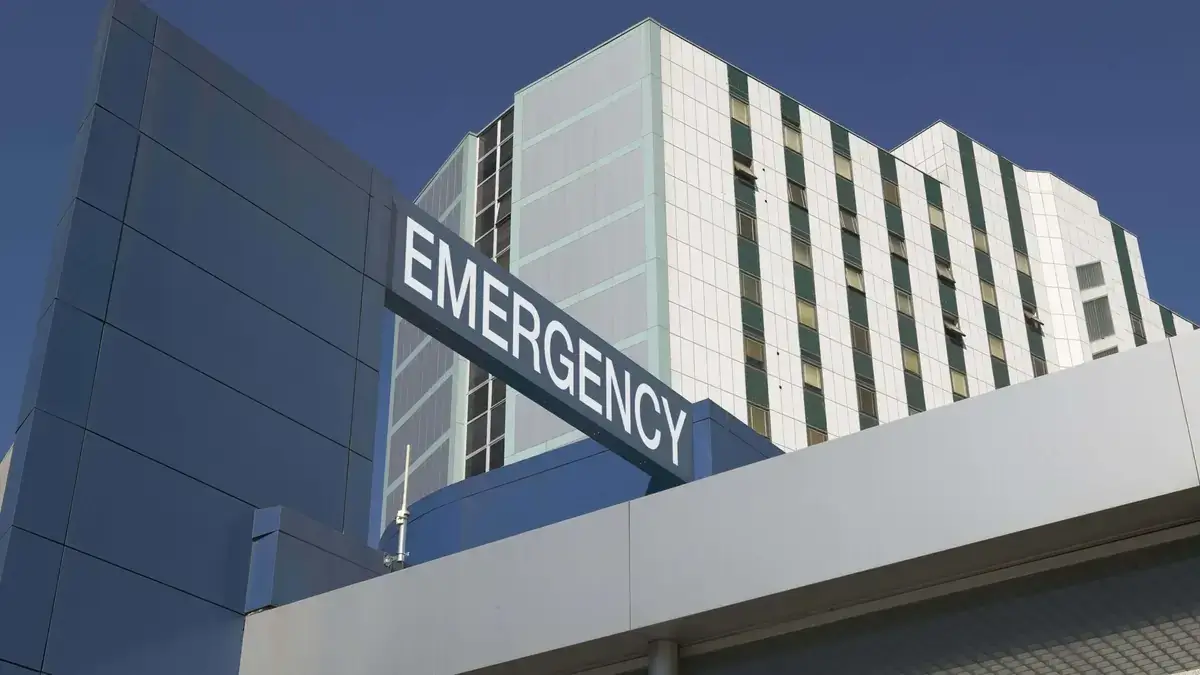 emergency sign on hospital entrance, Reach Media Network digital signage