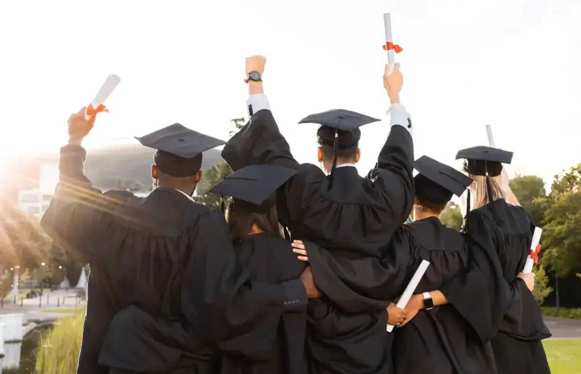 Graduation group back view of students, Reach Media Network digital signage for internal communication in schools & universities